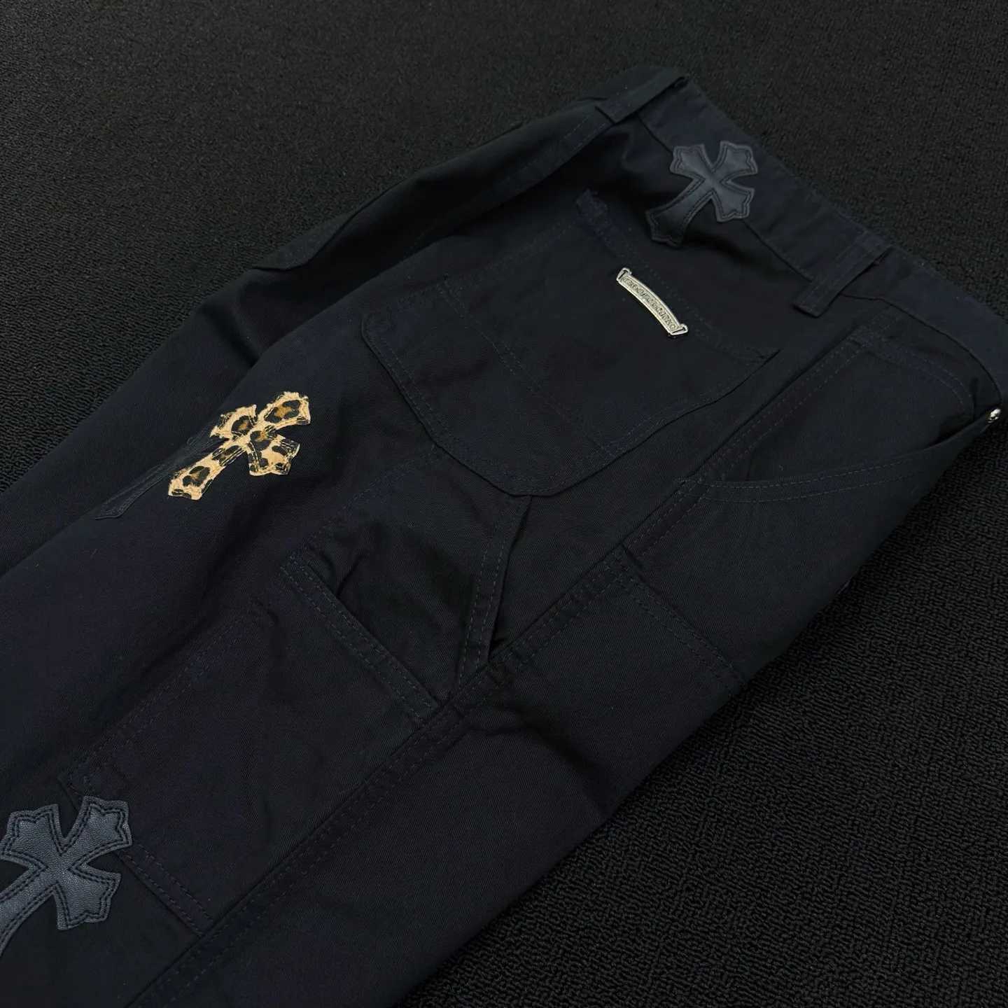 P280 Style number: D363 Chrome Hearts Chrome Hearts straight-cut logging overalls Color #Black Size #S-Xxl (28 30 32 34 36) 28 Waist 74 Hip 102 Length 101 30 Waist 78 Hip 106 Length 102 32 Waist 82 Hip 110 Length 103 34 Waist 86 Hips 114 Pants Length 104 36 Waist 90 Hips 118 Pants Length 106 Heavy canvas material This pants type was first created by Carhartt. With the development of the times, it has been reinterpreted by many brands. This Crow Heart logging overalls are based on the Carhartt pants with some improvements and added elements‼ ️
